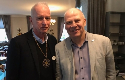 Dan Persson (t.v) var en som lyssnade till Dennis Janssons egoföredrag