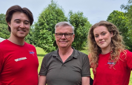 Filip Geerhold och Lena Åreboo, kolloföreståndare från KFUM, flankerar vår president Göran Eriksson.